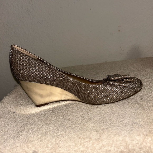 Bandolino metallic Size 7 M sparkles silver bow round toe wedge heels shoes - Picture 4 of 11